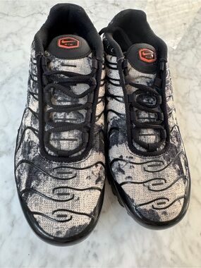 Nike Women’s Black & White TN Air ladies size 6